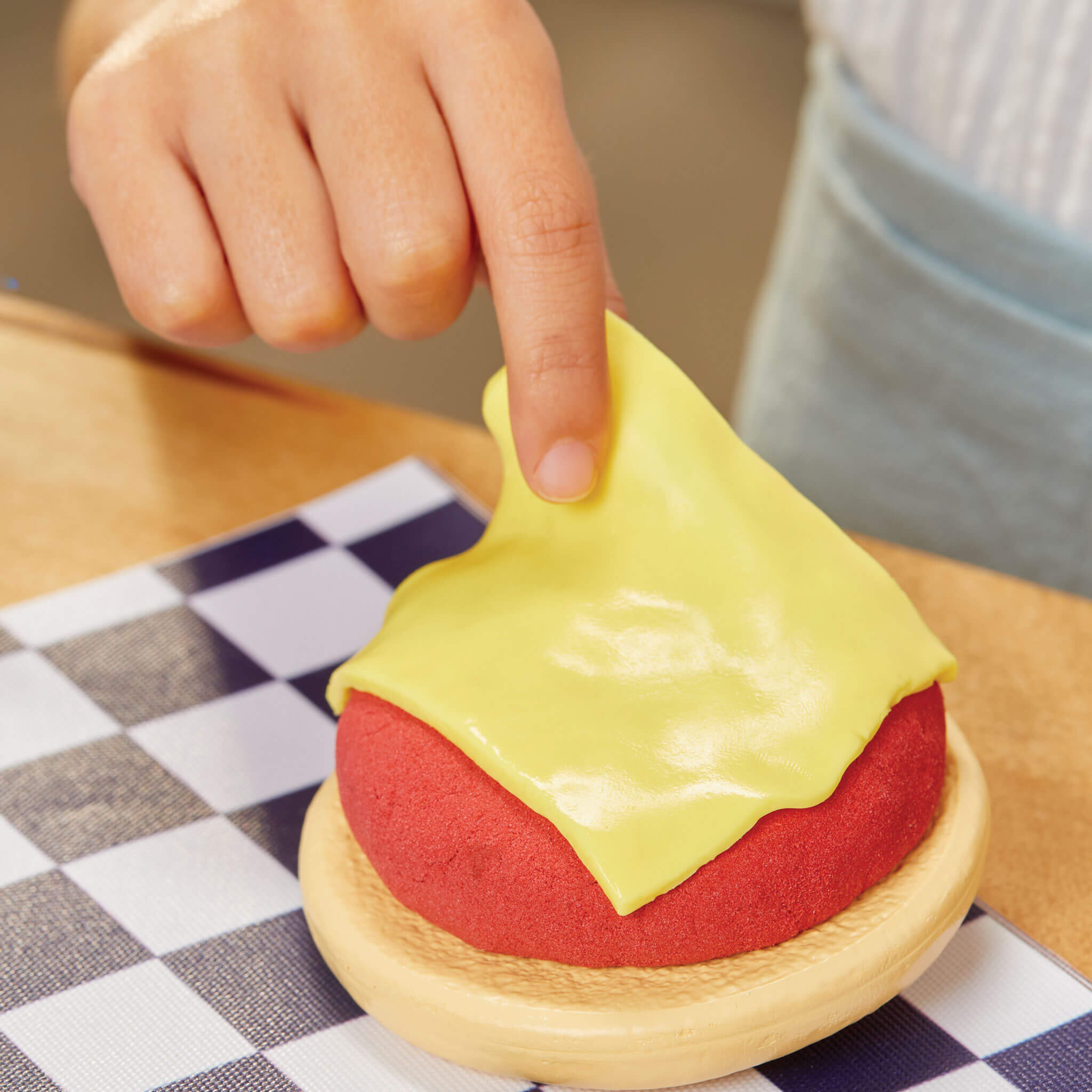 Creative Chefs Cheeseburger and Fries Kit - Pretend Cooking Kit with Reusable Burger and Fries Mix for Backyard Barbecue and Restaurant Role Play