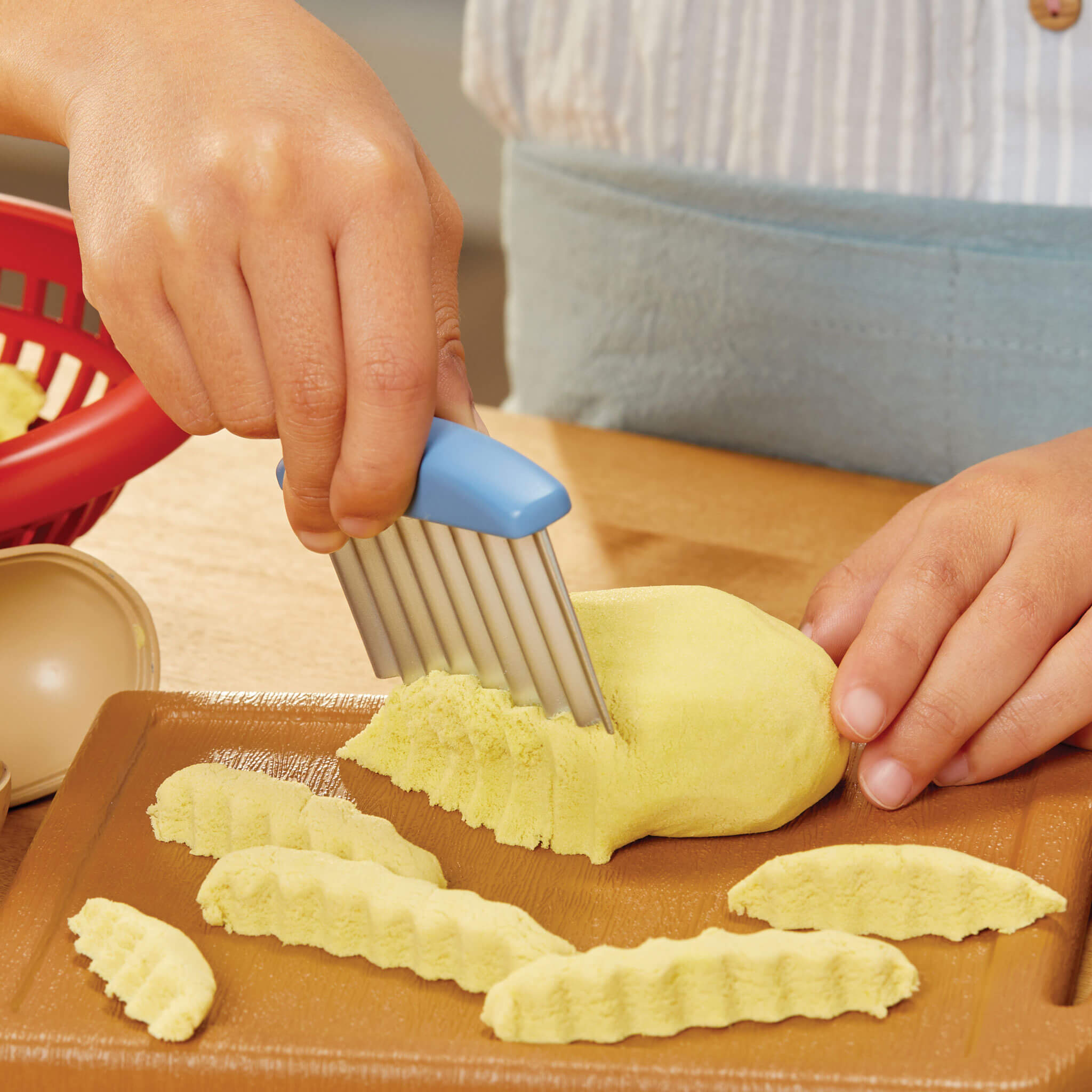 Creative Chefs Cheeseburger and Fries Kit - Pretend Cooking Kit with Reusable Burger and Fries Mix for Backyard Barbecue and Restaurant Role Play
