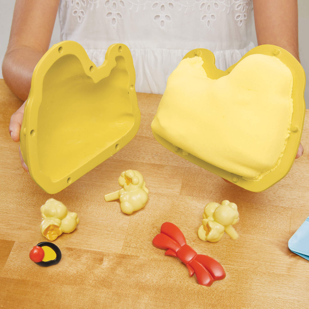 Creative Chefs Bluey - Duck Cake Kit - Pretend Baking Kit with Recipe Cards and Play Ingredients for Creative Dessert Role Play